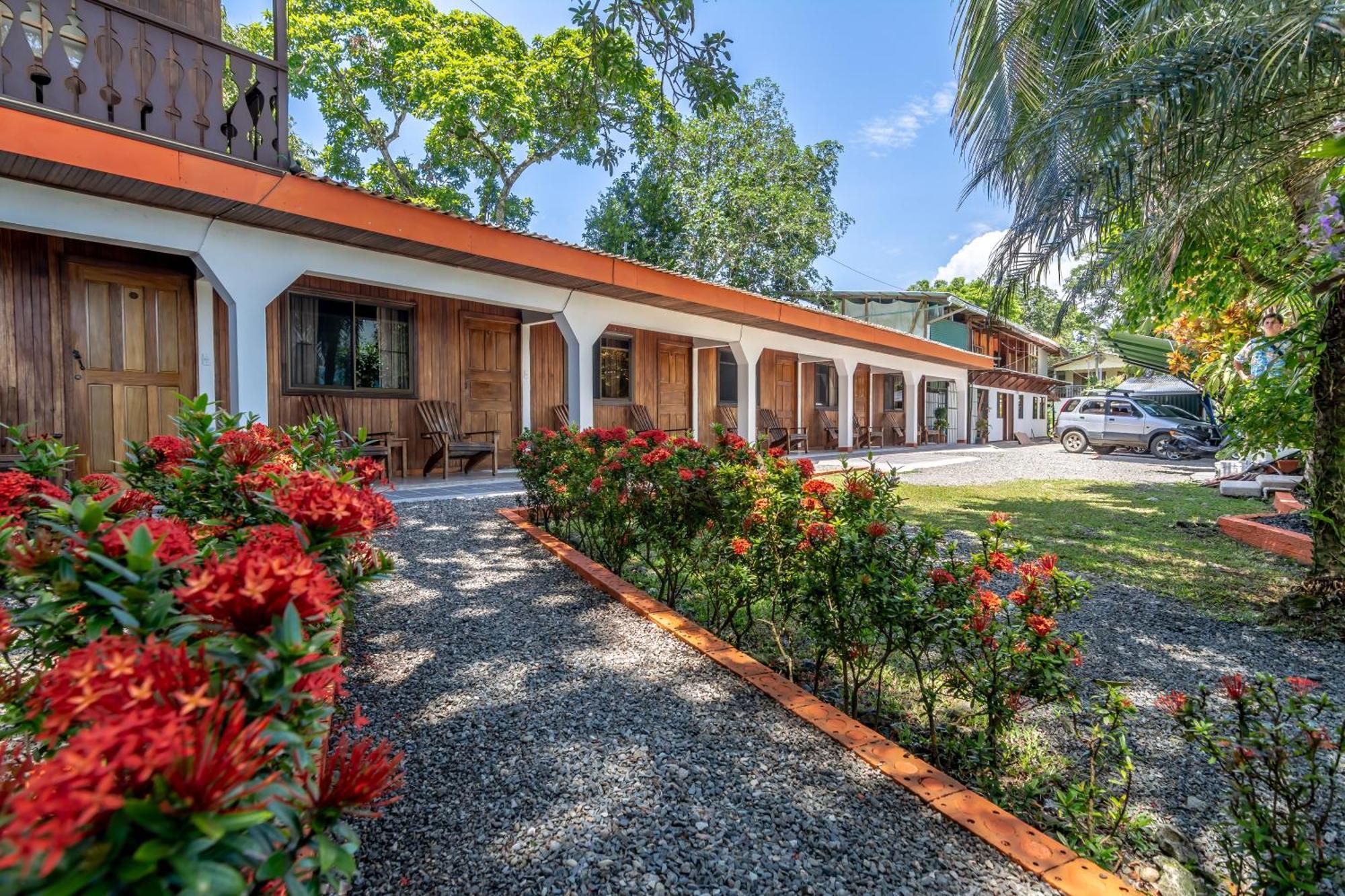 Cabinas Arrecife Cahuita Eksteriør billede