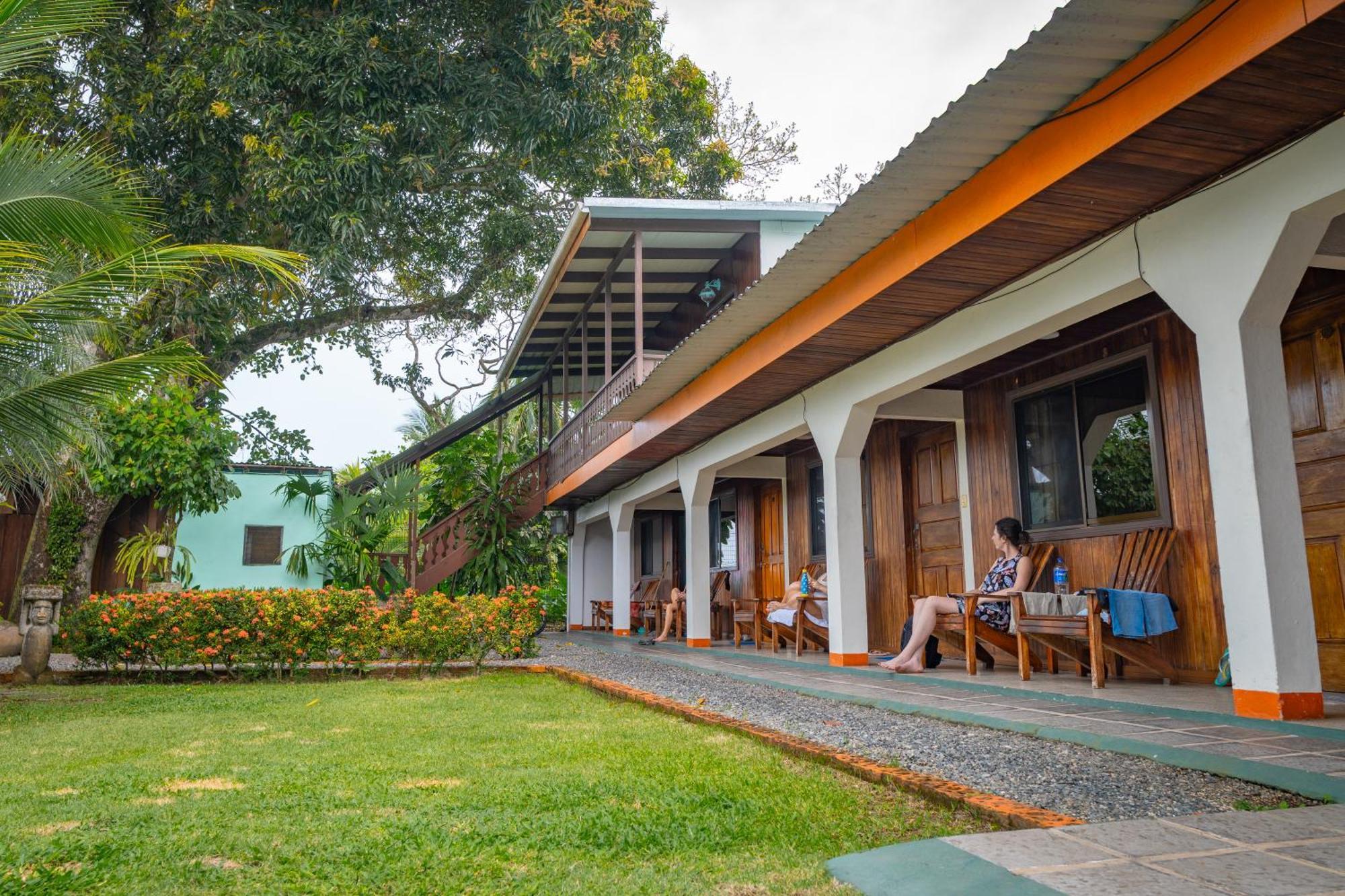 Cabinas Arrecife Cahuita Eksteriør billede