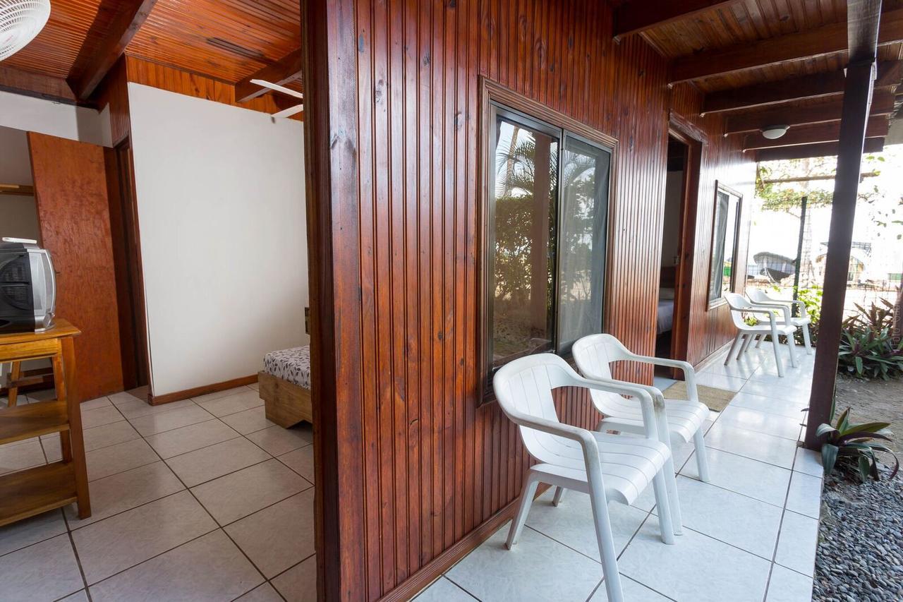 Cabinas Arrecife Cahuita Eksteriør billede